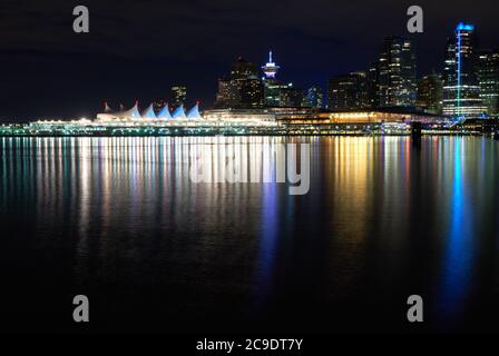 Vancouver Night Skyline Burrard Inlet. Una tranquilla insenatura di Burrard vicino a Stanley Park in prima serata. Vancouver, British Columbia. Foto Stock
