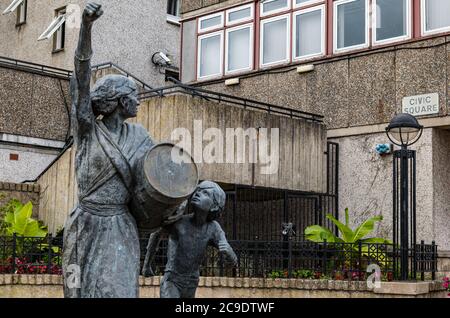 Statua commemorativa di Jackie Crookston (David Annand) raffigurante il massacro di Tranent, Tranent, East Lothian, Scozia, Regno Unito Foto Stock