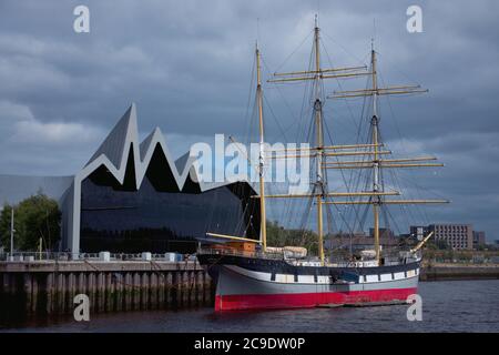 Vecchia nave a vela ormeggiata al molo. Glenlee, barque a tre alberi con scafo in acciaio. La Tall Ship al porto di Glasgow Foto Stock