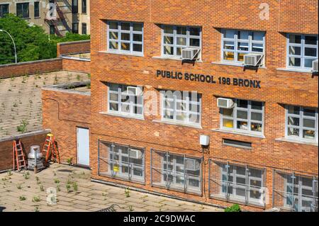 Edificio della scuola pubblica nel Bronx, durante il blocco del virus Corona 2020, New York City, NY Foto Stock