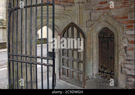 La casa di controllo all'entrata del Vicar's Close a Wells, Somerset Foto Stock