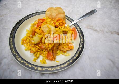 BHEL puri snack saporito Chat prodotto dall'India. Popolare piatto di foos sul lato della strada servito in cucchiaio piatto. Composto da riso soffiato, salsa di tamaring Foto Stock