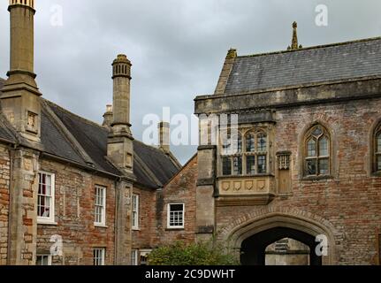 La casa di controllo all'entrata del Vicar's Close a Wells, Somerset Foto Stock