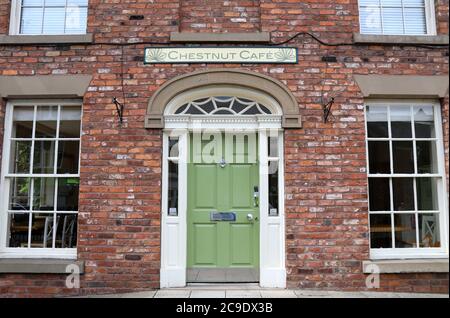 Chestnut Cafe sulla High Street a Tarporley a Cheshire Foto Stock