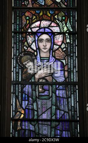 Dettaglio della vetrata di Harry Clarke presso la chiesa di St Marys a Nantwich commissionata da Arthur Knowles di Alvaston Hall Foto Stock