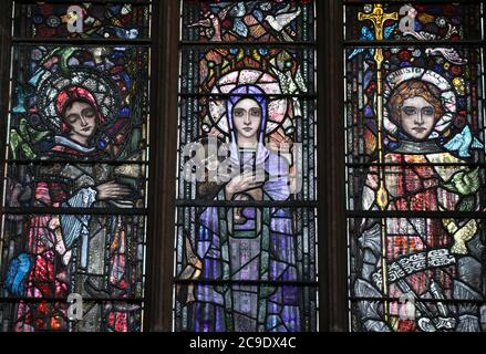 Dettaglio della vetrata di Harry Clarke presso la chiesa di St Marys a Nantwich commissionata da Arthur Knowles di Alvaston Hall Foto Stock