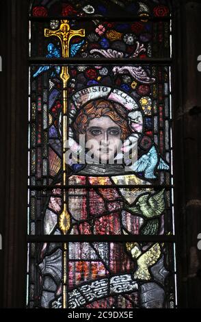 Dettaglio della vetrata di Harry Clarke presso la chiesa di St Marys a Nantwich commissionata da Arthur Knowles di Alvaston Hall Foto Stock