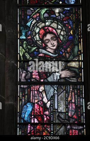 Dettaglio della vetrata di Harry Clarke presso la chiesa di St Marys a Nantwich commissionata da Arthur Knowles di Alvaston Hall Foto Stock