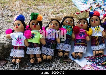 Souvenir Maya bambola nelle rovine della città Maya di Palenque, Palenque National Park, Chiapas, Messico. Patrimonio dell'umanità dell'UNESCO. Foto Stock