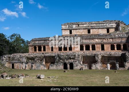 Le rovine della città maya di Sayil fanno parte della città pre-ispanica di Uxmal, patrimonio mondiale dell'UNESCO a Yucatan, Messico. Foto Stock