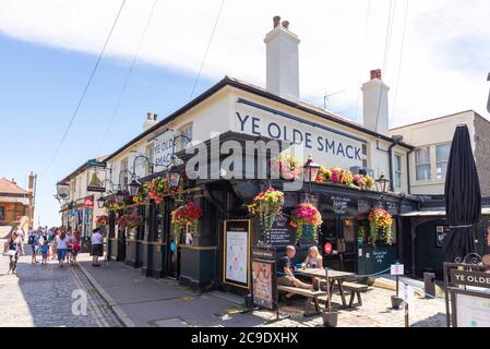 YE Olde Smack pub in Old Leigh, Leigh on Sea, Southend, Essex, Regno Unito. Clienti esterni. Persone che camminano in High Street nella città vecchia, durante COVID-19 Foto Stock
