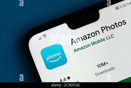 Stone / Regno Unito - Luglio 30 2020: App Amazon foto visto sull'angolo del telefono cellulare. Foto Stock