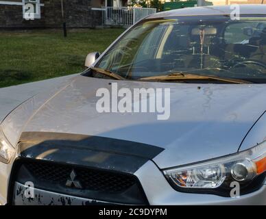 Molti residenti archivieranno i reclami di assicurazione di automobile dopo un evento estremo di grandine a NE Calgary il 13 giugno 2020. Foto Stock