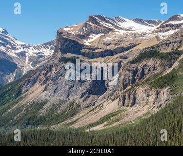 Cascata da un ghiacciaio di fusione sul sentiero escursionistico Yoho Pass nel Parco Nazionale di Yoho, British Columbia, Canada Foto Stock