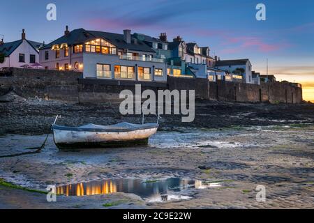 I clienti del Royal George potranno ammirare le viste spettacolari sul fiume Torridge al tramonto nel piccolo villaggio costiero di Appletore, nel Devon settentrionale. Foto Stock