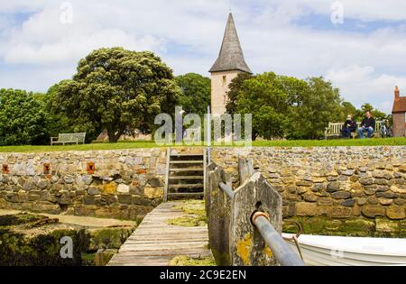 7 giugno 2017 UN piccolo molo di legno coperto di barnacoli e alghe marine nel porto del villaggio di Bosham, nel Sussex occidentale, nel sud dell'Inghilterra. Foto Stock