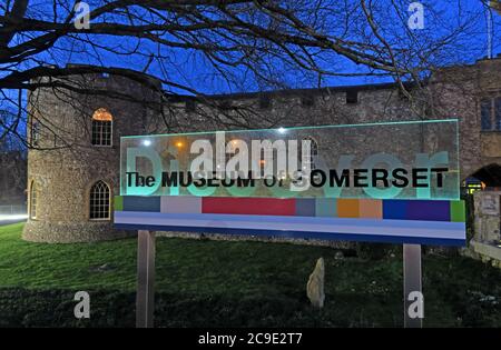 Cartello al Museo di Somerset, crepuscolo, di notte, Castello di Taunton, Castello Verde, Taunton, Somerset, TA1 4AA Foto Stock