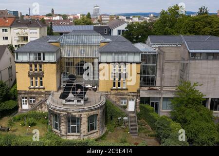 Kassel, Germania. 24 luglio 2020. Esterno con l'oggetto 'ja-Reapropriation' al Museo di Storia Culturale per la cultura sepolcrale. Questo museo speciale, inaugurato nel 1992, è dedicato ai temi della morte, della morte, della sepoltura, del lutto e della commemorazione. Credit: Swen Pförtner/dpa/Alamy Live News Foto Stock