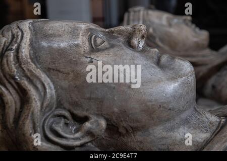 Kassel, Germania. 24 luglio 2020. Le figure dei morti si trovano nel Museo di Storia Culturale della Cultura sepolcrale. Il museo speciale, inaugurato nel 1992, è dedicato ai temi della morte, della sepoltura, del lutto e della commemorazione. Credit: Swen Pförtner/dpa/Alamy Live News Foto Stock