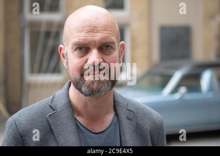 Kassel, Germania. 24 luglio 2020. Dirk Pörschmann, Direttore del Museo della Cultura sepolcrale. Il museo speciale, inaugurato nel 1992, è dedicato ai temi della morte, della morte, della sepoltura, del lutto e della commemorazione. Credit: Swen Pförtner/dpa/Alamy Live News Foto Stock