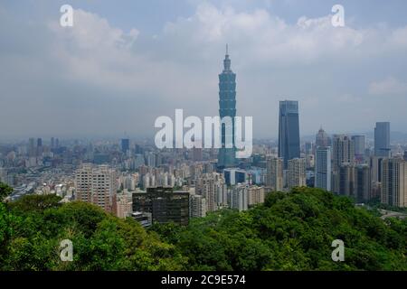 Taipei Taiwan - Vista panoramica della citta' dalla montagna Elephant con Taipei 101 Foto Stock