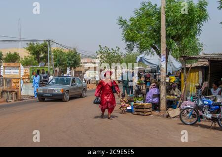 Un piccolo mercato in una strada di Bamako, la capitale e la più grande città del Mali. Foto Stock