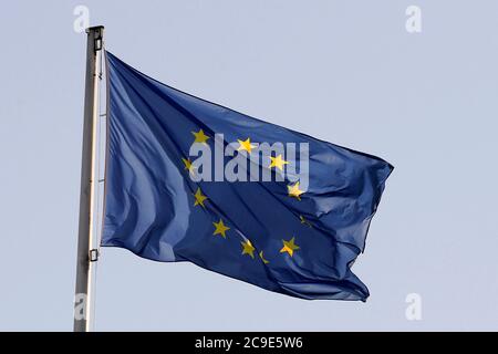 Bandiera dell'Unione europea che sventola su un cielo blu Foto Stock