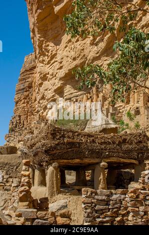 La casa d'incontro nel villaggio di Ireli Dogon, nell'Escarpata di Bandiagara, nel paese di Dogon, nel Mali, Africa occidentale. Foto Stock