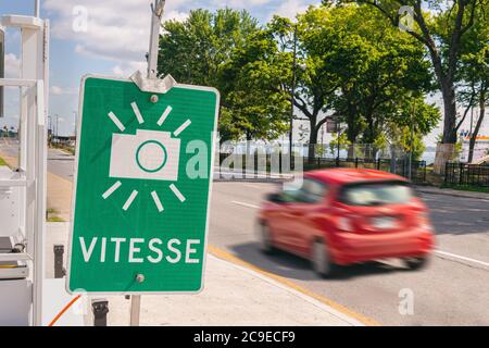 Avviso in lingua francese del segnale della macchina fotografica radar di velocità a Montreal, Canada - Vitesse significa velocità in francese. Foto Stock