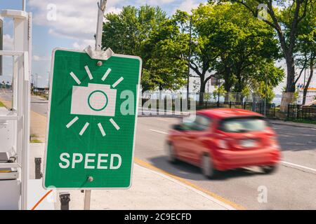 Segnale di avvertimento della macchina fotografica radar di velocità a Montreal, Canada Foto Stock