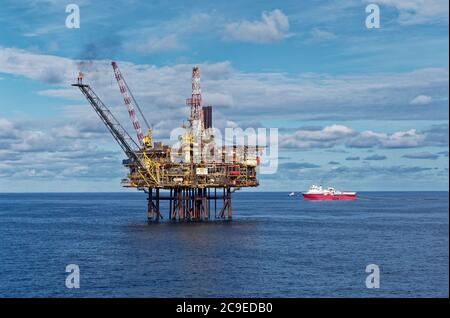 Il Gannet UN'installazione che viene passata dalla Eagle Explorer Gun Boat durante le operazioni di Undershoot di Close Pass nel Mare del Nord. Foto Stock