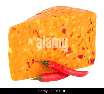 Cheddar sapore di peperoncino formaggio isolato su uno sfondo bianco Foto Stock