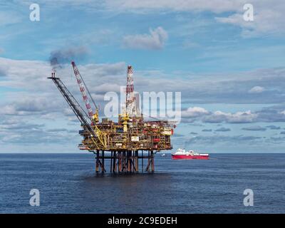 La nave sismica Eagle Explorer che passa dalla piattaforma petrolifera Gannet A nel campo di Gannet del Mare del Nord britannico nel mese di luglio. Foto Stock