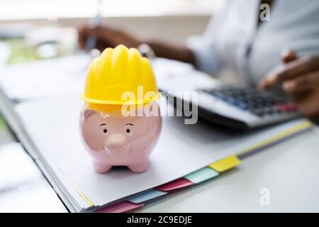 Consulente Africano Americano sulla sicurezza del posto di lavoro e sui soldi Foto Stock