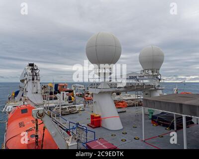 Il ponte superiore di una nave sismica sulle operazioni nel Mare del Nord, con il suo bagnino coperto, le gru e le attrezzature sismiche tutti legati. Foto Stock