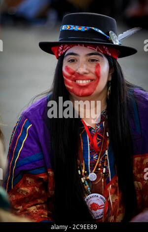 San Francisco, USA - 08 febbraio 2020: Donna nativa americana a Pow Wow con vernice facciale a sostegno di MMIW, donne indigene scomparse e assassinate Foto Stock