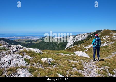 Donna anziana trekking in montagna Velebit, Croazia Foto Stock