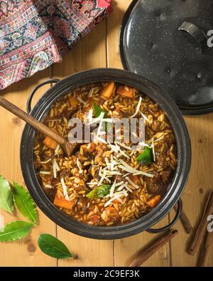 Giouveti. Agnello greco e casseruola orzo. Grecia cibo Foto Stock