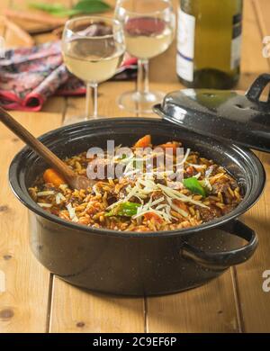 Giouveti. Agnello greco e casseruola orzo. Grecia cibo Foto Stock