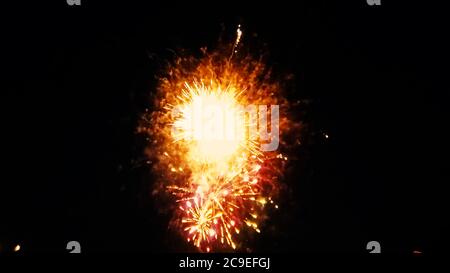 Primo piano immagine isolata di uno spettacolo di fuochi d'artificio in quanto più fuochi d'artificio esplodono contemporaneamente. L'immagine presenta una scena colorata sullo sfondo del cielo notturno scuro Foto Stock