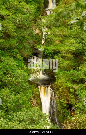 Una lunga vista delle spettacolari cascate del ponte del Diavolo nel Galles. Questa è una caduta stretta e lunga che fa parte del torrente Afon Mynach. Il Foto Stock