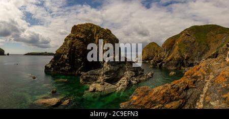 L'immagine mostra l'aspra costa della Cornovaglia Britannica con formazioni rocciose, scogliere e isolotti che fanno parte di un arcipelago. Una costa ruvida ma panoramica. Roc Foto Stock