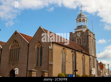 Primo piano della storica Chiesa di San Tommaso Apostolo, la più grande chiesa anglicana di Lymington, Regno Unito. L'immagine presenta la vi esterna Foto Stock