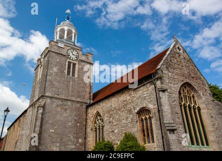 Primo piano Vista isolata della storica Chiesa di San Tommaso Apostolo, la principale chiesa anglicana di Lymington, Regno Unito. L'immagine presenta la vista esterna Foto Stock