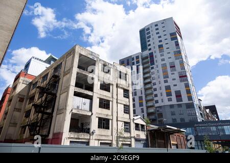 Edificio industriale a contrasto derelict moderno edificio residenziale alto piano appartamenti, Wet Dock Waterfront, Ipswich, Suffolk, Inghilterra, Regno Unito Foto Stock