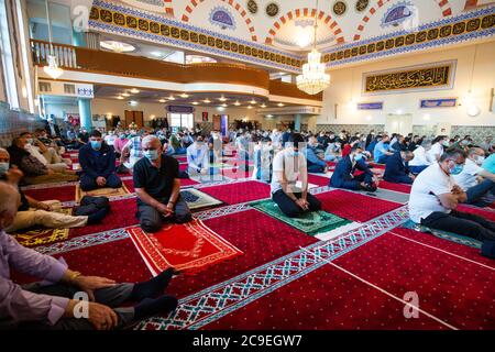 ROTTERDAM, 30-07-2020, gente che prega alla moschea di Mevlana a Rotterdam durante la festa islamica del sacrificio di credito: Pro Shots/Alamy Live News Foto Stock