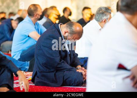 ROTTERDAM, 30-07-2020, gente che prega alla moschea di Mevlana a Rotterdam durante la festa islamica del sacrificio di credito: Pro Shots/Alamy Live News Foto Stock