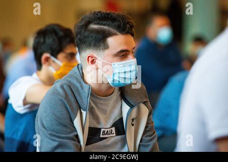 ROTTERDAM, 30-07-2020, gente che prega alla moschea di Mevlana a Rotterdam durante la festa islamica del sacrificio di credito: Pro Shots/Alamy Live News Foto Stock