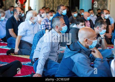 ROTTERDAM, 30-07-2020, gente che prega alla moschea di Mevlana a Rotterdam durante la festa islamica del sacrificio di credito: Pro Shots/Alamy Live News Foto Stock