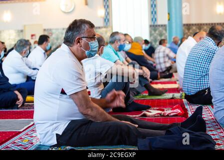 ROTTERDAM, 30-07-2020, gente che prega alla moschea di Mevlana a Rotterdam durante la festa islamica del sacrificio di credito: Pro Shots/Alamy Live News Foto Stock